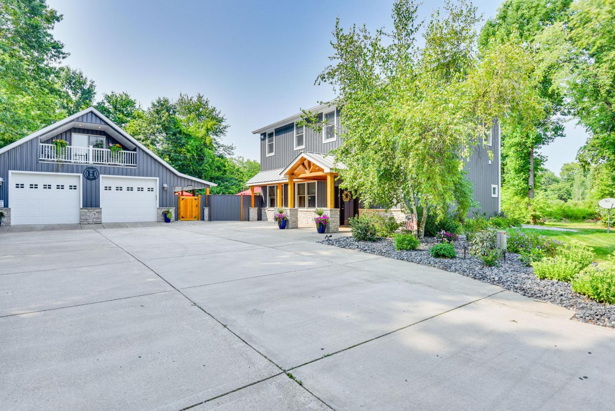 Benton Harbor Apt With Balcony And Shared Fire Pit Exteriör bild